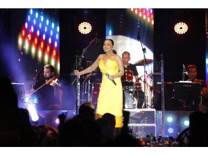 Ebru Gündeş Sarılar İçinde