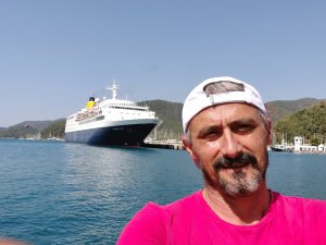 Blue Sapphire isimli lüks yolcu gemisi esnafları heyecanlandırdı