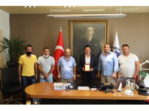 BAYDER'DEN BAŞKAN ARAS'A PLAKET