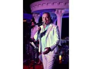 CENK EREN SESİYLE MİSAFİRLERİ BÜYÜLEDİ...