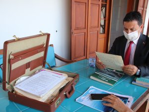 BALIKÇI'NIN ORİJİNAL EL YAZMALARINI BAŞKAN ARAS TESLİM ALDI