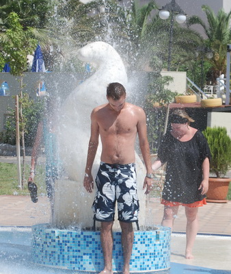 Aslı korkuttu, heykeli serinletti