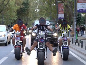 Eski futbolcular derbi öncesi sokaklarda para dağıttılar!