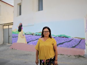 Evlerin Duvarları Lavanta Bahçesine Dönüştü