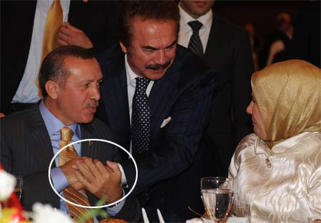 Orhan Baba'nın ellerini avuçlarının içine alıp göğsüne yasladı...