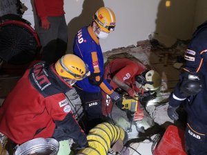 AKUT, enkaz altından 9 kişiyi kurtardı