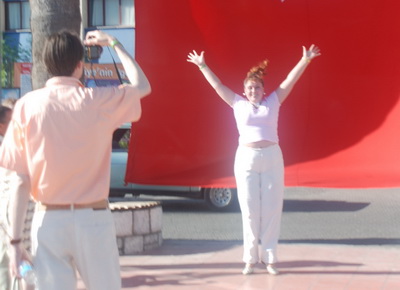 Türk Bayrağı önünde hatıra fotoğrafı