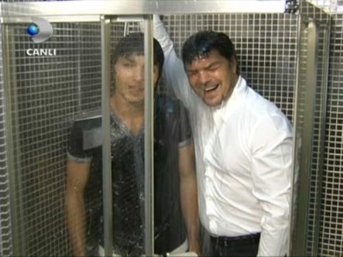 Beyaz ekranda duş aldı