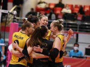 Lider VakıfBank, Bursa'da da kazandı
