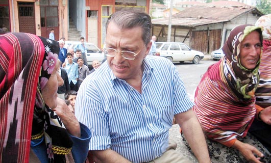 Yüzüne gözüne bulaştırdı