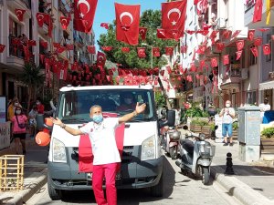 Marmaris’te 23 Nisan, 105 sokakta balkonlarda kutlandı