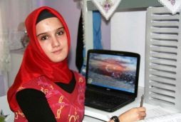 Başörtülü olduğu için otobüsten indirildi