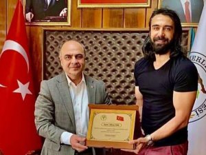 Ünlü Oyuncu Adnan Koç'a Plaket