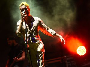 CEM ADRİAN İLK KEZ ÇIKTIĞI BODRUM ANTİK SAHNESİNDE HERKESİ BÜYÜLEDİ