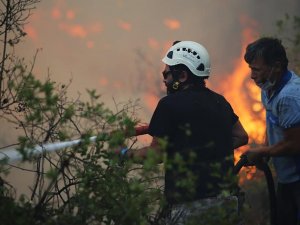 Muğla Büyükşehir Belediyesi 1257 Personeliyle İlk Günden Beri Yangınlarla Mücadele Ediyor