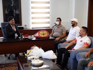 Milli Boksör Alcu, Karaca’yı Ziyaret Etti