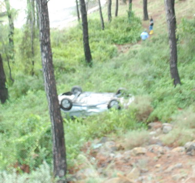 Uçuruma yuvarlanan araçtakiler hafif sıyrıklarla kurtuldu