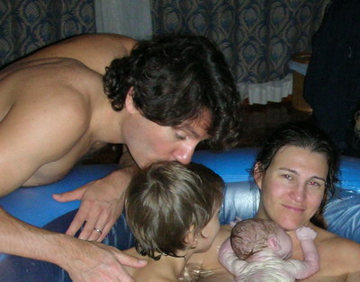 CEO'nun eşi yattaki havuzda doğurdu