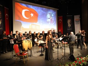 ŞARKILAR HEP ONU SÖYLEDİ