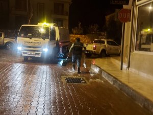 MARMARİS BELEDİYE EKİPLERİNDEN YAĞMUR MESAİSİ