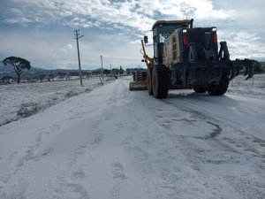MİLAS’TA KARLA MÜCADELE: EKİPLER SEFERBER OLDU