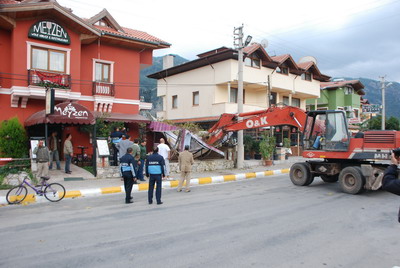 Yıkıma kızının işyerinden başladı