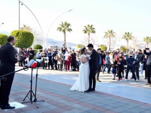 14 Şubat Sevgililer Günü Fethiye’de şarkılarla kutlandı
