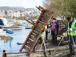 GÜMBET’TE KAÇAK İSKELELER YIKILIYOR