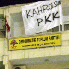 Marmaris'te ilçe binasına Türk Bayrağı