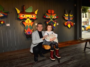 Kedisiyle geldi, hediyesiyle gitti