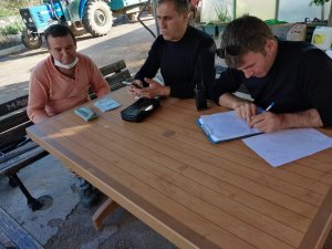 Parkta para dolu çanta buldu, hemen polise teslim etti