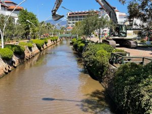 Marmaris’te ki Derelerden 4 Bin 50 Ton Balçık Çıkartıldı
