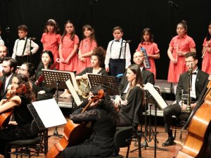 Büyükşehir Çocuk Korosu İlk Konserini Verdi