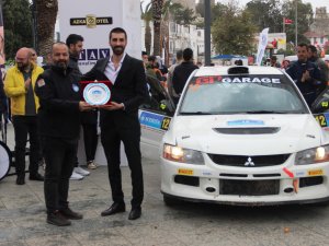 GENÇ RALLİCİ AZİZHAN KAYA DESTEKLERİNDEN DOLAYI PLAKET ALDI AYNI ZAMANDA ÖDÜL VERDİ