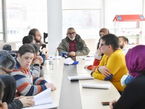 Usta Oyuncu Turgay Tanülkü İmzasıyla ‘Cephede Piknik’