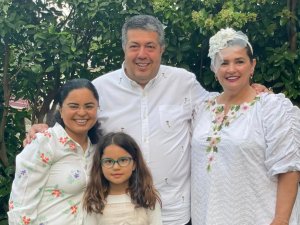 Omuz omuza 40 yıl sloganıyla, Boğaçhan ile Özlem Selçuk çifti nikah tazeledi