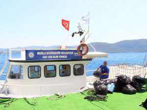 Büyükşehir Belediyesi Denizlerden 7 Tekneyle 7 Gün Atık Topluyor