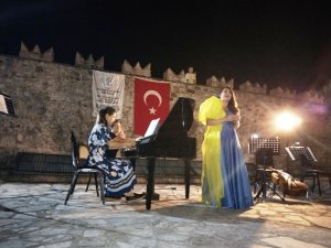 MARMARİS KALESİ BARIŞ ŞARKILARIYLA ÇINLADI