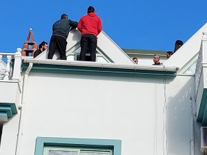 Marmaris'te kiracılar çatıya çıkıp intihara kalkıştı