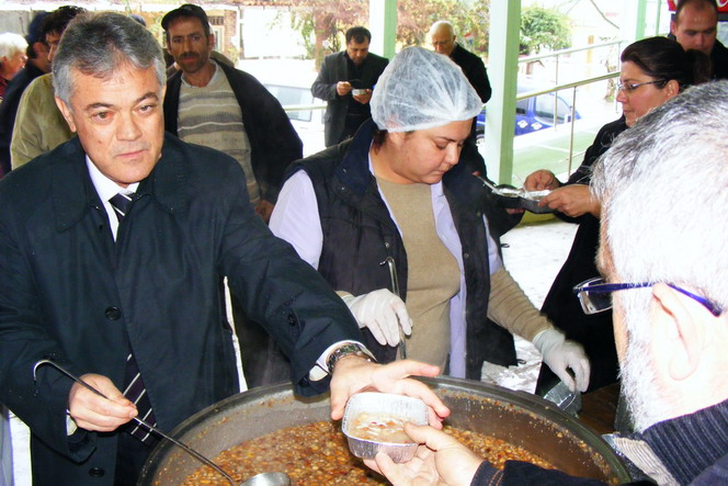 Marmaris Belediyesi aşure dağıttı