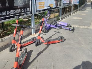 UYGUNSUZ PARK EDİLEN SKUTERLER TOPLATILDI