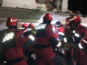 Muğla Büyükşehir Belediye Ekipleri Hatay’da Enkazın Altından Bir Aileyi Sağ Çıkardı