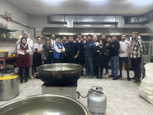 MARMARİSLİ AŞÇILAR KAZANLARI DEPREMZEDELER İÇİN KAYNATIYOR