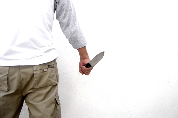 'Yan baktı' diye 2 kişiyi bıçakladı