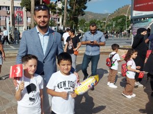 MHP Cumhuriyet Bayramını Çocuklarla Kutladı