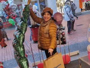 SAFİYE DOĞANAY SAHNEDEN ALDI KOSTÜME YATIRDI