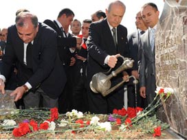 Türkeş kabri başında anıldı