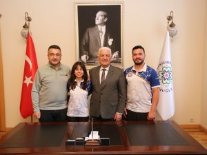 Büyükşehir Okçusu Hazal Dünya Rekoru Kırdı