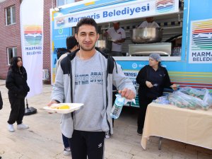 ÜNİVERSİTE ÖĞRENCİLERİNE SICAK YEMEK İKRAMI