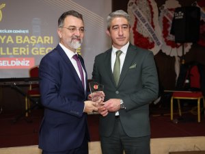 BAŞKAN OKTAY GAZETECİLERİ YALNIZ BIRAKMADI